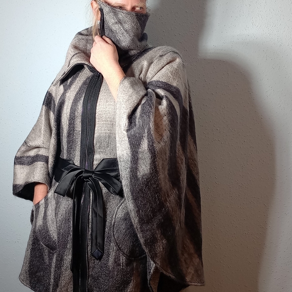 Dramatic Monochrome Handmade Wool Cape - Boutique Free Size - Picture 4 of 8